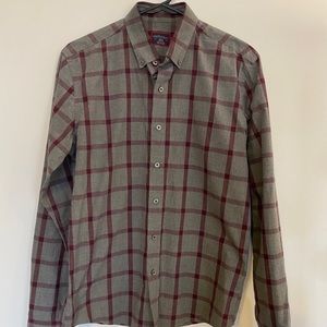 Mens Size Small Untuckit button shirt. Gray Plaid.